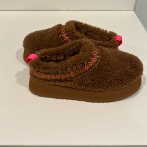 Puffy Ugg slippers with pink stitch